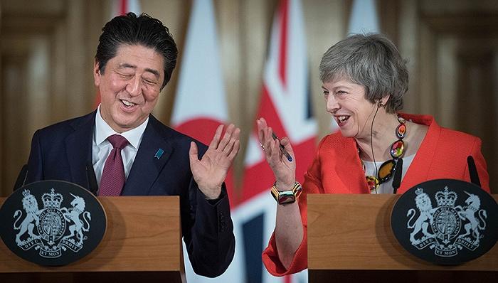 英国女王vs日本首相