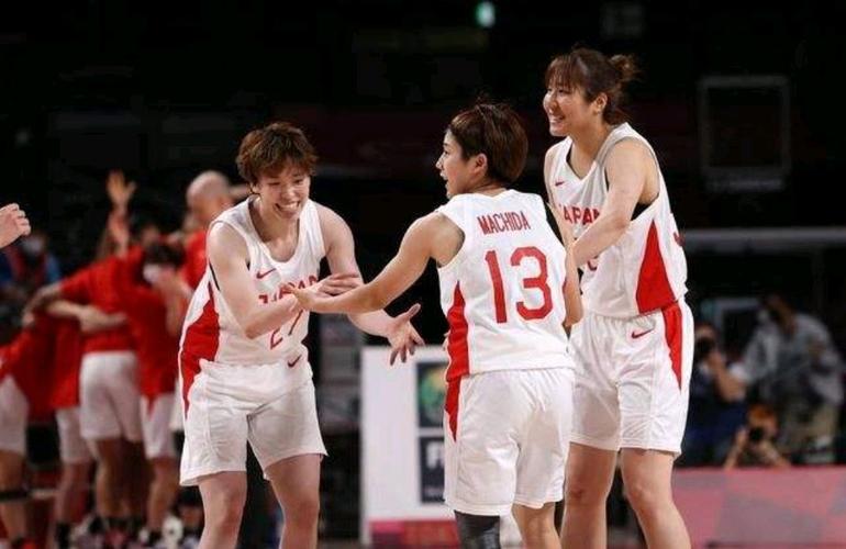 女篮vs日本最后庆祝的相关图片